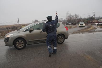 Работа сотрудников ДПС на трассе.