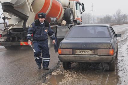 Работа сотрудников ДПС на трассе.