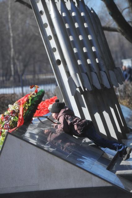 Измайловский парк. Памятник гвардейским минометчикам в мемориальном комплексе. На снимке: мальчик на памятнике.