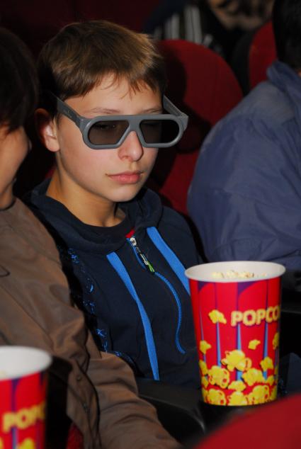 Дети в кинотеатре 3D.