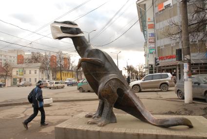 Памятник динозавру перед тульским экзотариумом, во время эпидемии гриппа, в марлевой повязке.