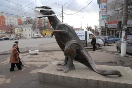 Памятник динозавру перед тульским экзотариумом, во время эпидемии гриппа, в марлевой повязке.