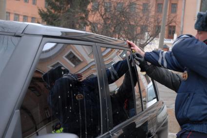 11.02.13 в Туле, остановленного за нарушение, но не пожелавшего выйти из тонированного джипа, гражданина, сотрудники ГИБДД выкуривали из запертой машины слезоточивым газом.