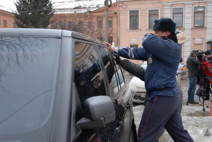 11.02.13 в Туле, остановленного за нарушение, но не пожелавшего выйти из тонированного джипа, гражданина, сотрудники ГИБДД выкуривали из запертой машины слезоточивым газом.