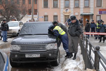 11.02.13 в Туле, остановленного за нарушение, но не пожелавшего выйти из тонированного джипа, гражданина, сотрудники ГИБДД выкуривали из запертой машины слезоточивым газом.