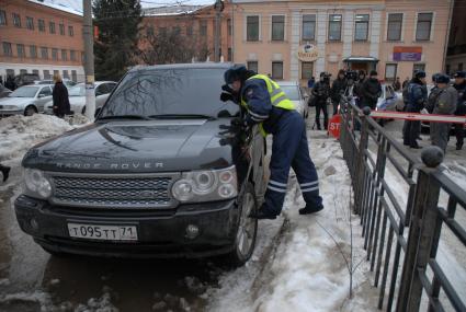 11.02.13 в Туле, остановленного за нарушение, но не пожелавшего выйти из тонированного джипа, гражданина, сотрудники ГИБДД выкуривали из запертой машины слезоточивым газом.