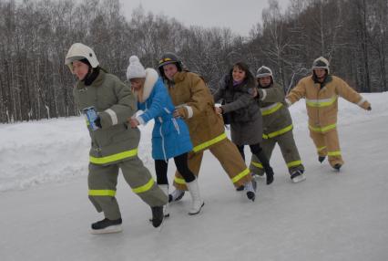 09.02.13 в Туле сотрудники МЧС одели коньки и вышли на каток Центрального парка, где раздавали всем встречным памятки о правильном поведении на льду.