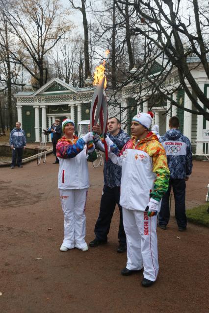 Балерина и общественный деятель Анастасия Волочкова с олимпийским факелом участвует в эстафете олимпийского огня.