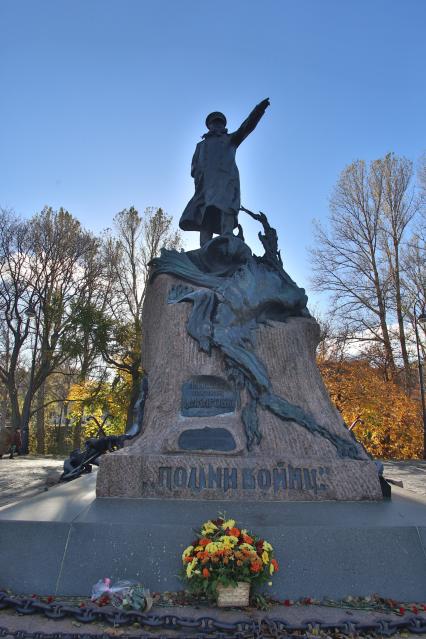 Помни войну. Надпись на постаменте памятника адмиралу С.О. Макарову.