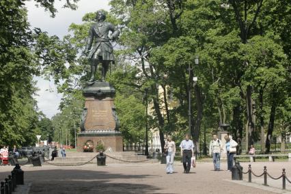 Памятник Петру Первому - основателю Кронштадта.