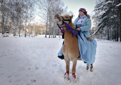 Женщина на лошади.