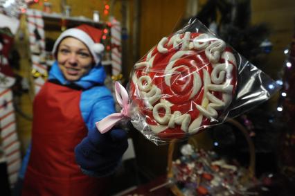 Ярмарка городов Европы на Манежной площади. На снимке: девушка с леденцом.