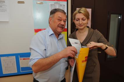 Заместитель редактора отдела международной и внутренней политики газеты ИД КП Александр Гамов и корреспондент Елена Чинкова отправляют письмо перзиленту США Бараку Обаме.