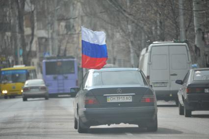 Референдум о статусе Крыма. Севастополь. На снимке: автомобиль едет с российским флагом.