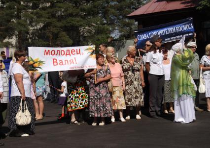 Люди встречают первую женщину космонавта Валентину Терешкову.