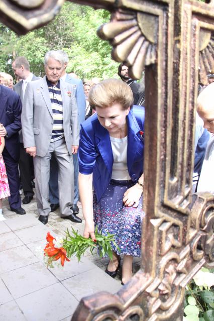 Первая в мире женщина-космонавт Валентина Терешкова заложила памятный камень в фундамент будущего храма Святителя Николая Чудотворца.