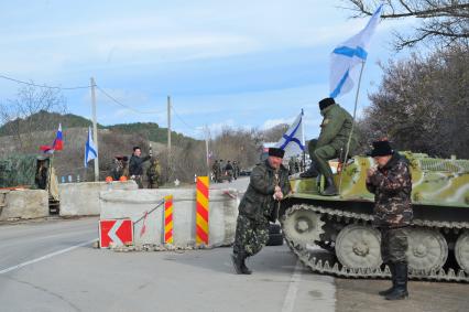 Севастополь. Блок-пост отряда самообороны Крыма. На снимке: казаки.