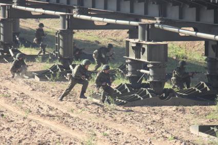 На военном полигоне на полуострове Норском в Ярославле прошли испытания быстрособирающегося моста нового поколения ИМЖ-500.