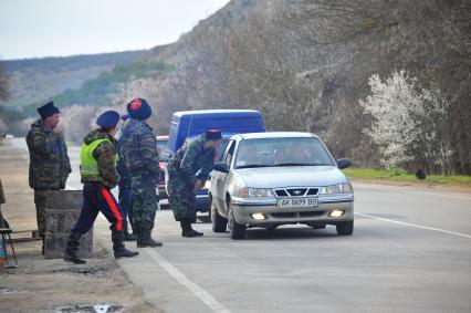 Севастополь. Блок-пост отряда самообороны Крыма. На снимке: казаки проверяют автомобили.