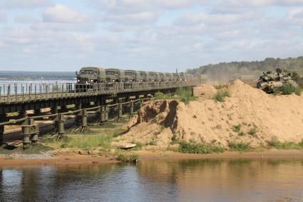 На военном полигоне на полуострове Норском в Ярославле прошли испытания быстрособирающегося моста нового поколения ИМЖ-500.