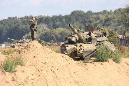 На военном полигоне на полуострове Норском в Ярославле прошли испытания быстрособирающегося моста нового поколения ИМЖ-500.