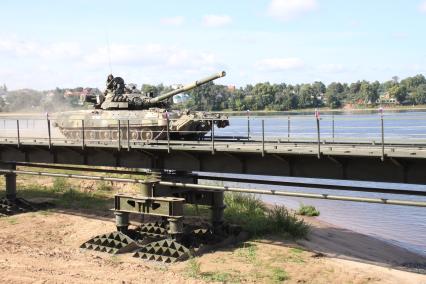 На военном полигоне на полуострове Норском в Ярославле прошли испытания быстрособирающегося моста нового поколения ИМЖ-500.