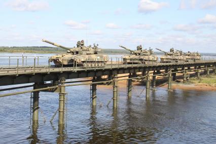 На военном полигоне на полуострове Норском в Ярославле прошли испытания быстрособирающегося моста нового поколения ИМЖ-500.