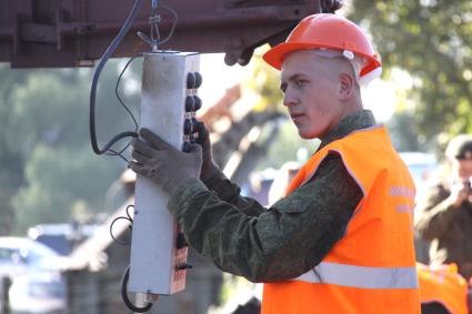 На военном полигоне на полуострове Норском в Ярославле прошли испытания быстрособирающегося моста нового поколения ИМЖ-500.