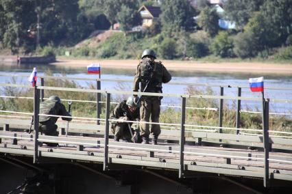 На военном полигоне на полуострове Норском в Ярославле прошли испытания быстрособирающегося моста нового поколения ИМЖ-500.