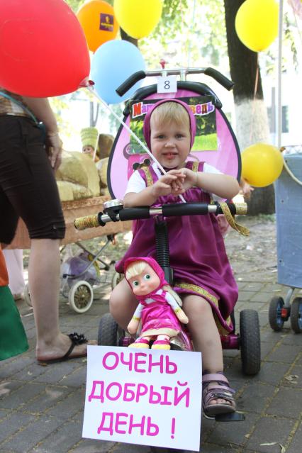 Парад детских колясок в Ярославле. Девочка в костюме Маши из мультфильма `Маша и Медведь`.