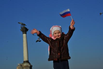 Референдум о статусе Крыма. Севастополь. На снимке: девочка с российским флагом у памятника затопленным кораблям.