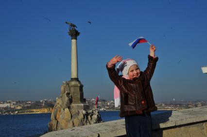 Референдум о статусе Крыма. Севастополь. На снимке: девочка с российским флагом у памятника затопленным кораблям.