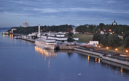 Волга, набережная, речной вокзал Ярославля.