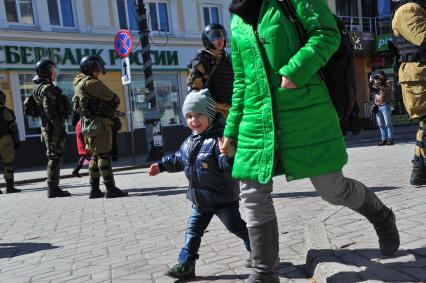 Референдум о статусе Крыма. Симферополь. На снимке: сотрудники крымского подразделения `Беркут` следят за порядком.