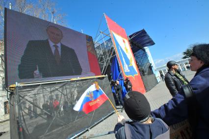 Севастополь. Прямая трансляция выступления президента РФ В.Путина по поводу принятия Крыма и Севастополя в состав РФ. На снимке: севастопольцы смотрят обращение В.Путина по экрану на площади Нахимова.