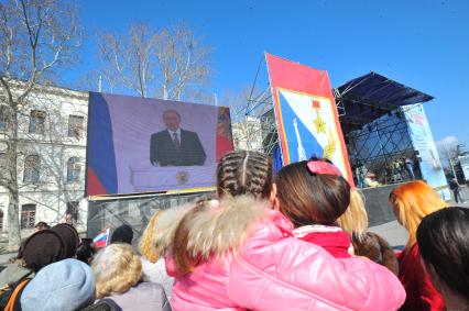 Севастополь. Прямая трансляция выступления президента РФ В.Путина по поводу принятия Крыма и Севастополя в состав РФ. На снимке: севастопольцы смотрят обращение В.Путина по экрану на площади Нахимова.