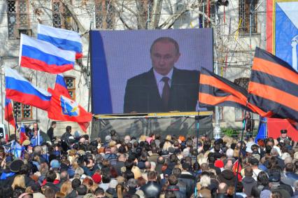 Севастополь. Прямая трансляция выступления президента РФ В.Путина по поводу принятия Крыма и Севастополя в состав РФ. На снимке: севастопольцы смотрят обращение В.Путина по экрану на площади Нахимова.