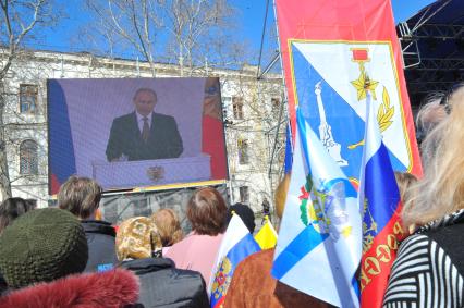 Севастополь. Прямая трансляция выступления президента РФ В.Путина по поводу принятия Крыма и Севастополя в состав РФ. На снимке: севастопольцы смотрят обращение В.Путина по экрану на площади Нахимова.