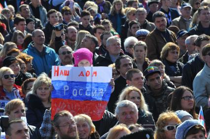 Севастополь. Прямая трансляция выступления президента РФ В.Путина по поводу принятия Крыма и Севастополя в состав РФ. На снимке: севастопольцы смотрят обращение В.Путина по экрану на площади Нахимова.