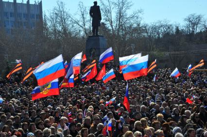 Севастополь. Прямая трансляция выступления президента РФ В.Путина по поводу принятия Крыма и Севастополя в состав РФ. На снимке: севастопольцы смотрят обращение В.Путина по экрану на площади Нахимова.