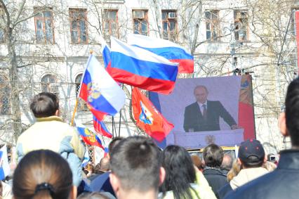 Севастополь. Прямая трансляция выступления президента РФ В.Путина по поводу принятия Крыма и Севастополя в состав РФ. На снимке: севастопольцы смотрят обращение В.Путина по экрану на площади Нахимова.