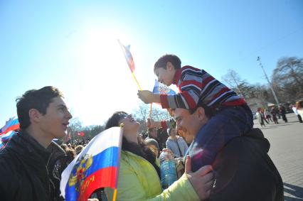 Севастополь. Прямая трансляция выступления президента РФ В.Путина по поводу принятия Крыма и Севастополя в состав РФ. На снимке: севастопольцы смотрят обращение В.Путина по экрану на площади Нахимова.