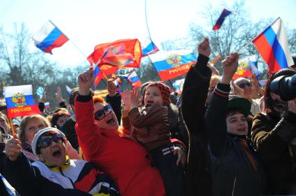 Севастополь. Прямая трансляция выступления президента РФ В.Путина по поводу принятия Крыма и Севастополя в состав РФ. На снимке: севастопольцы смотрят обращение В.Путина по экрану на площади Нахимова.