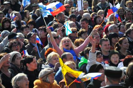 Севастополь. Прямая трансляция выступления президента РФ В.Путина по поводу принятия Крыма и Севастополя в состав РФ. На снимке: севастопольцы смотрят обращение В.Путина по экрану на площади Нахимова.