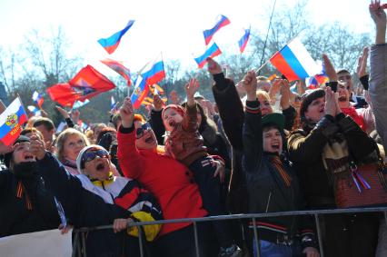 Севастополь. Прямая трансляция выступления президента РФ В.Путина по поводу принятия Крыма и Севастополя в состав РФ. На снимке: севастопольцы смотрят обращение В.Путина по экрану на площади Нахимова.