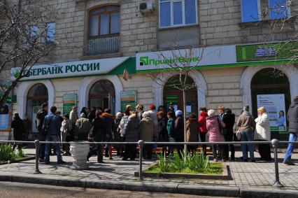 Севастополь. На снимке: люди стоят в очереди в Сбербанк и Приватбанк.