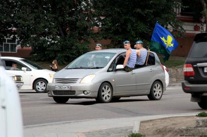 День ВДВ. Десантники в автомобиле с флагом.