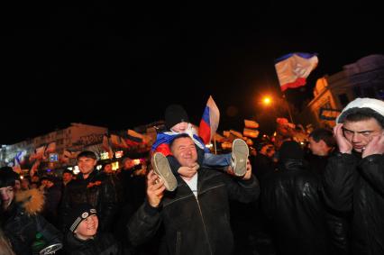 Референдум о статусе Крыма. Симферополь. На снимке: девочка на плечах у отца.