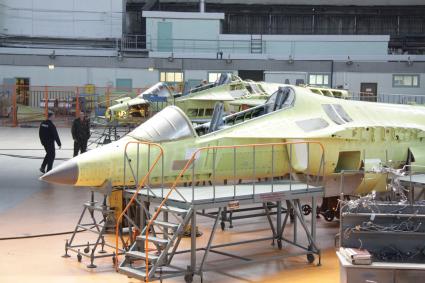 Сборка учебно-боевого самолета Як-130 в иркутском авиазаводе.