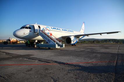Самолет Аэробус А320 авиакомпании `Уральские авиалинии`.
